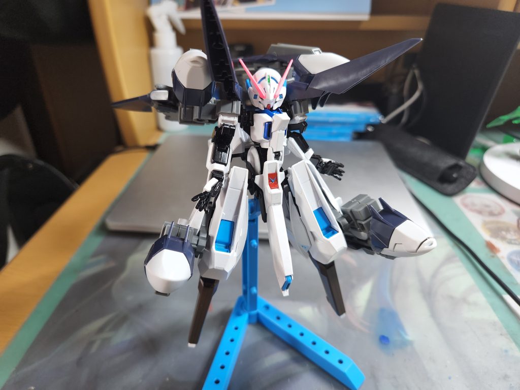 ここからは制作過程のコーナーです。当初のプランでは写真の通りウーンドウォート・ラーのまま行くつもりでしたが、どうしても肩の可動域が制限されてしまうことによるポージングの制限がかかる点が気に入らず、何とか可動域を維持しながら出来ないかと模索しましたが、今の技術力とHGUCでは不可能と考えた為、今回は肩にフルドドIIを装備するのはナシとなりました。それを決めるまでここから暫くの間封印することとなります……(その歳月約1年半)