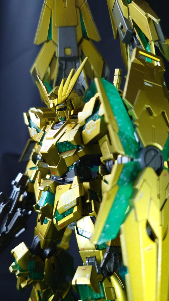 ツインアイが写ってる写真も。もう少し光ってくれると嬉しいんですが…まぁ良しとしよう。