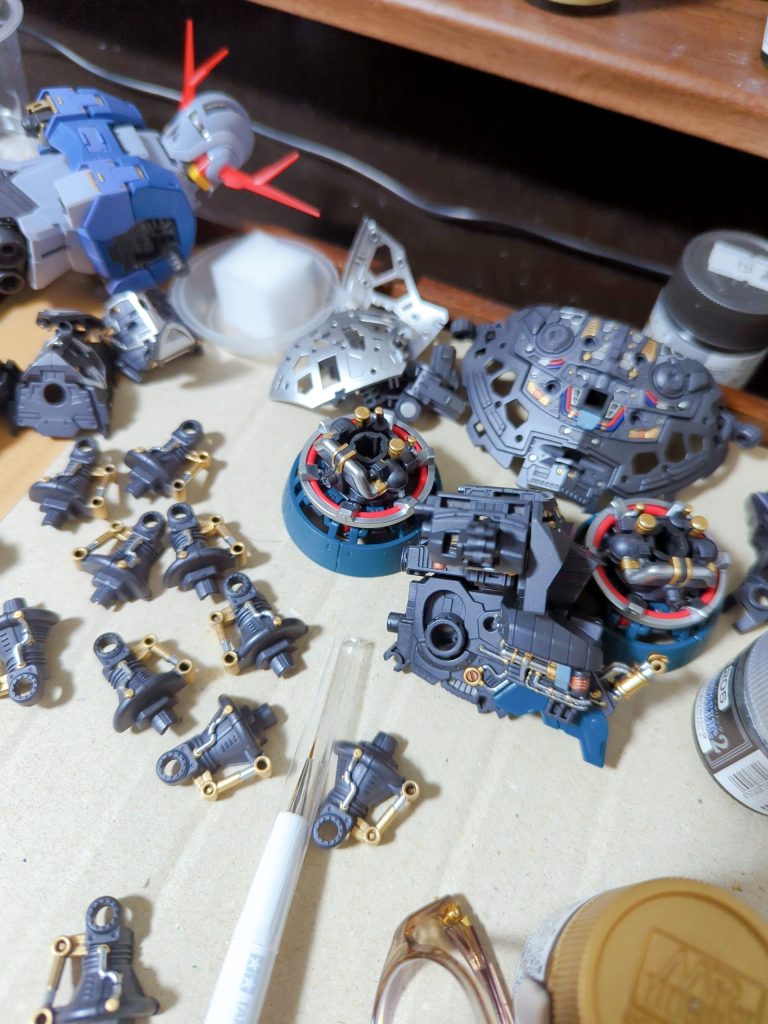 とにかく塗り分け。見えなくなるのに。始めるとやめられないからこれ以降RGに手を出すのが怖くなってます。