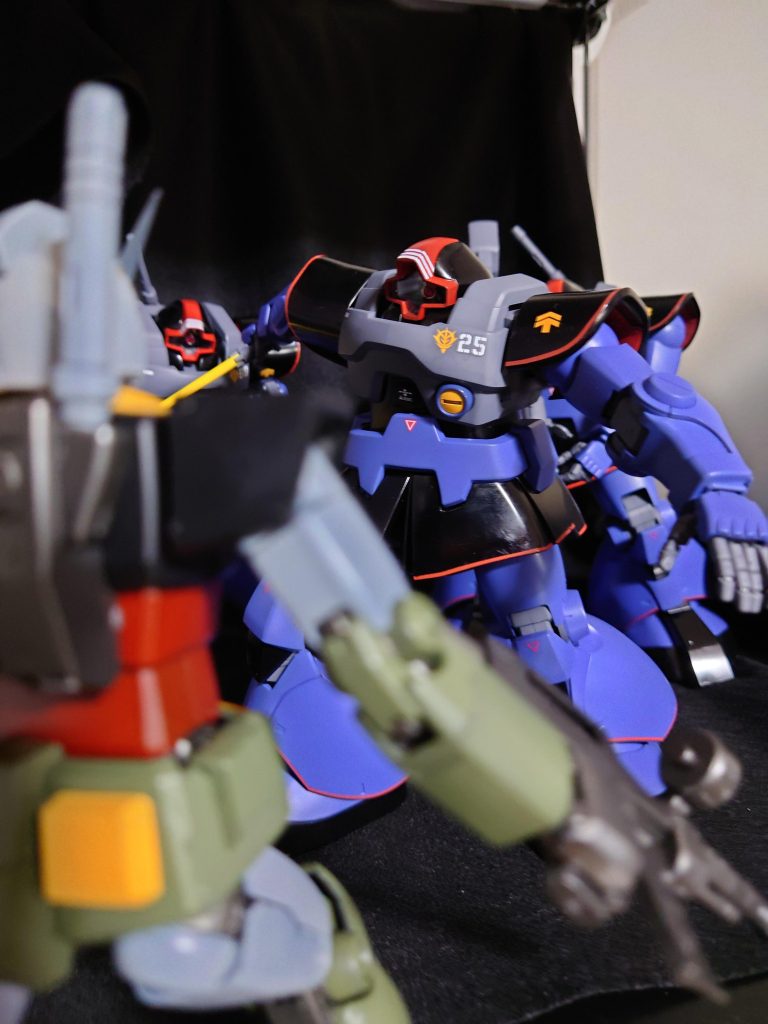 迫りくる黒い三連星！