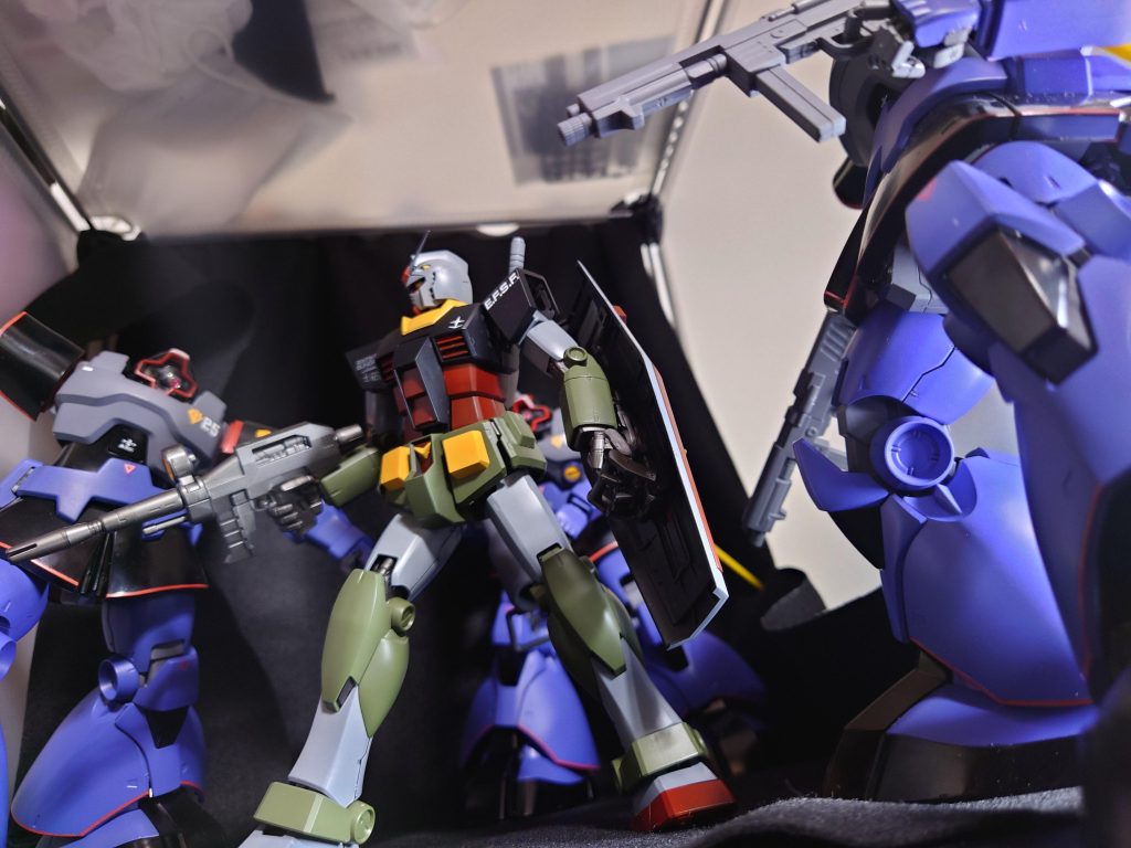 囲まれるガンダム