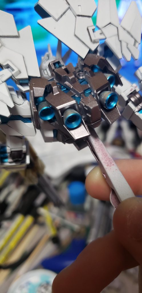 前に見た作品でカッコイイなと思ったバーニア部分の内側を違う色に塗るやつを思い出してコスモメタブルーで吹き付けております