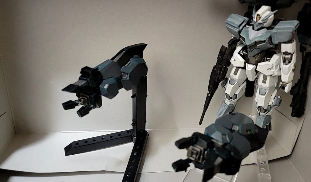 膝と接続する用の3㎜穴に台座を刺すことが可能