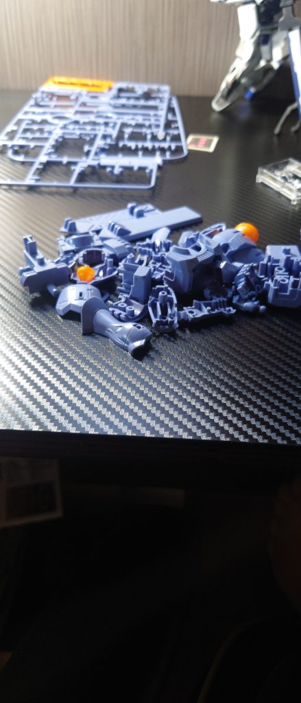 ほぼ制作過程の写真を撮っていませんでした😅ちなみに基本的な合わせ目消しと後ハメ加工（膝、ショルダーアーマー）をしてあるだけです😀