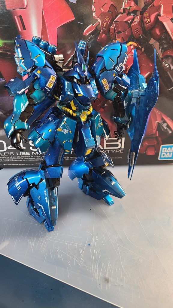 内部フレームは黒を基本に、部分的にゴールドで筆塗りしてます。ゴールド以外にも色が入ってますが…