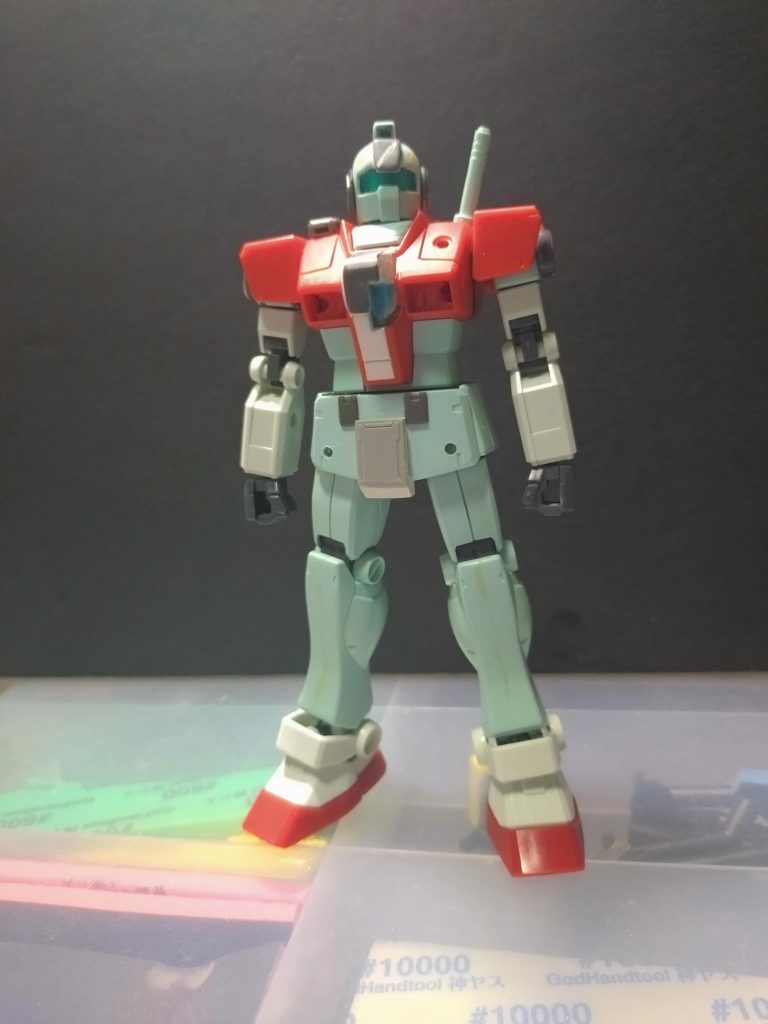 ・塗装前当初は腕と足もキットのままでしたが途中で合わせ目消しが面倒になったのでEGガンダムからコンバートしています