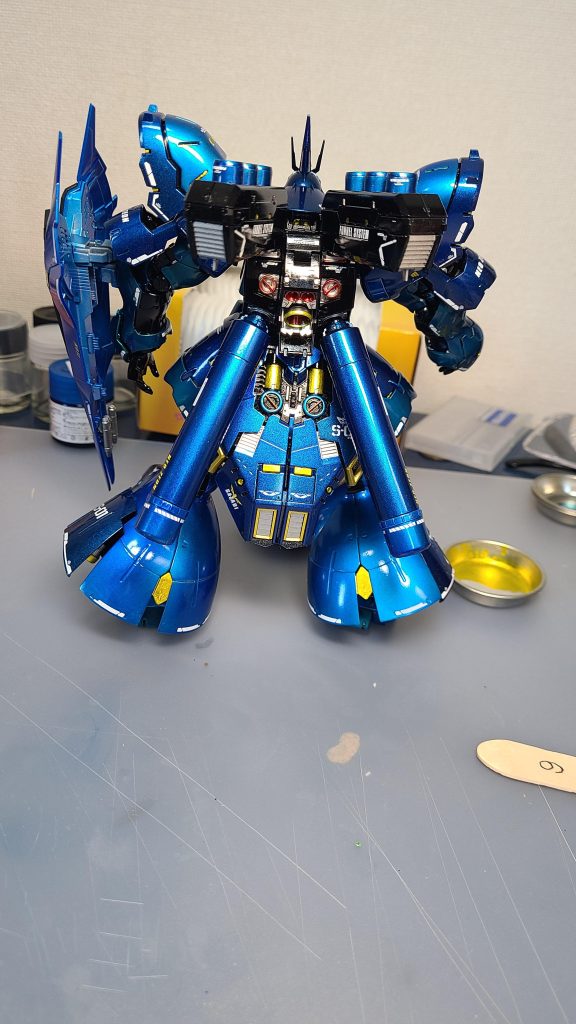 背面はこんな感じ。何故か赤で塗った部分があるのは、自分でも謎。