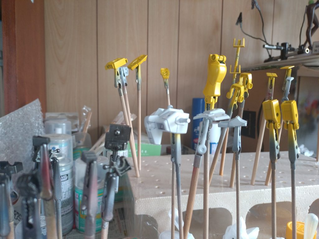 ・塗装中トレーナーは黄色が印象的なのでガイアカラーのエヴォサフのホワイト→アルティメットホワイト→スチールホワイト→サンシャインイエローの順番で塗っています他の部分は同じくガイアカラーのフロストマッドブラック、スターブライトジュラルミン、スターブライトアイアンを使いました