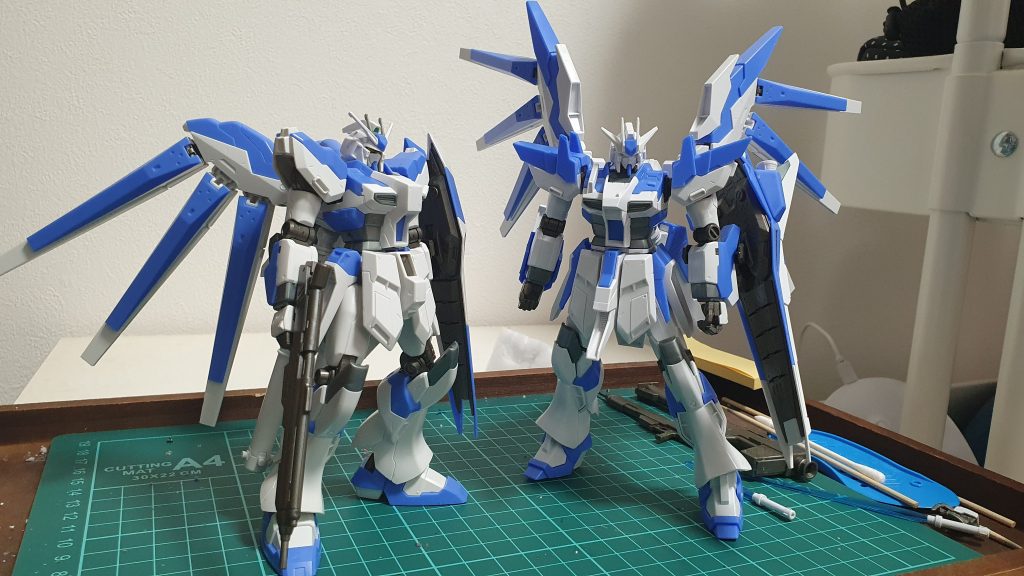 ミキシング前のHi-νガンダムとHi-νガンダムヴレイブです。このままでもかっこいいんですけどね笑