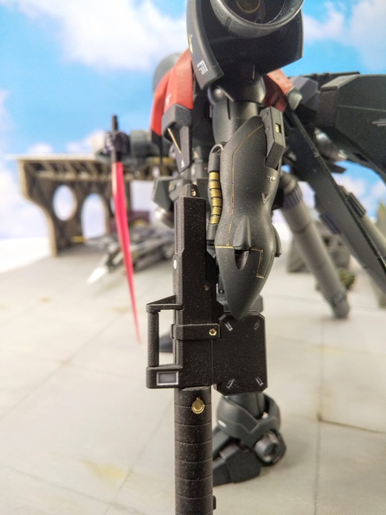 クレオスのネイビーブルーが、実際噴いてみたら “緑がかったグレー” な感じで、なんかナチスの軍服に似てるやんと思った所から。肩はサザビーレッド、スミ入れはゴールド。