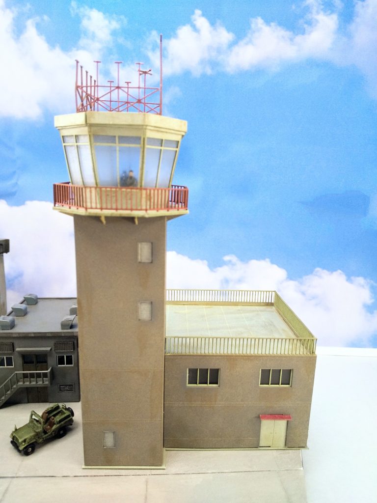 初めてのペーパークラフト品。プラと勝手が違う部分もありーの、案外同じように出来る部分もありーの。ラッカースプレーもエナメル筆塗りも可能。ウェザリングカラーもドライブラシっぽく水分減らせば可能。