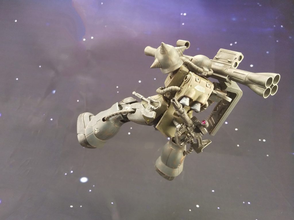 元の画像がコレです。CG加工技術凄い…実はジムとザクの他にも、背景のデブリとしてドムの頭や別のザクの脚も提供しています。探してみてくださいwそんな調子で、私自身がこのコラージュそのものを楽しんでいたかもしれません。