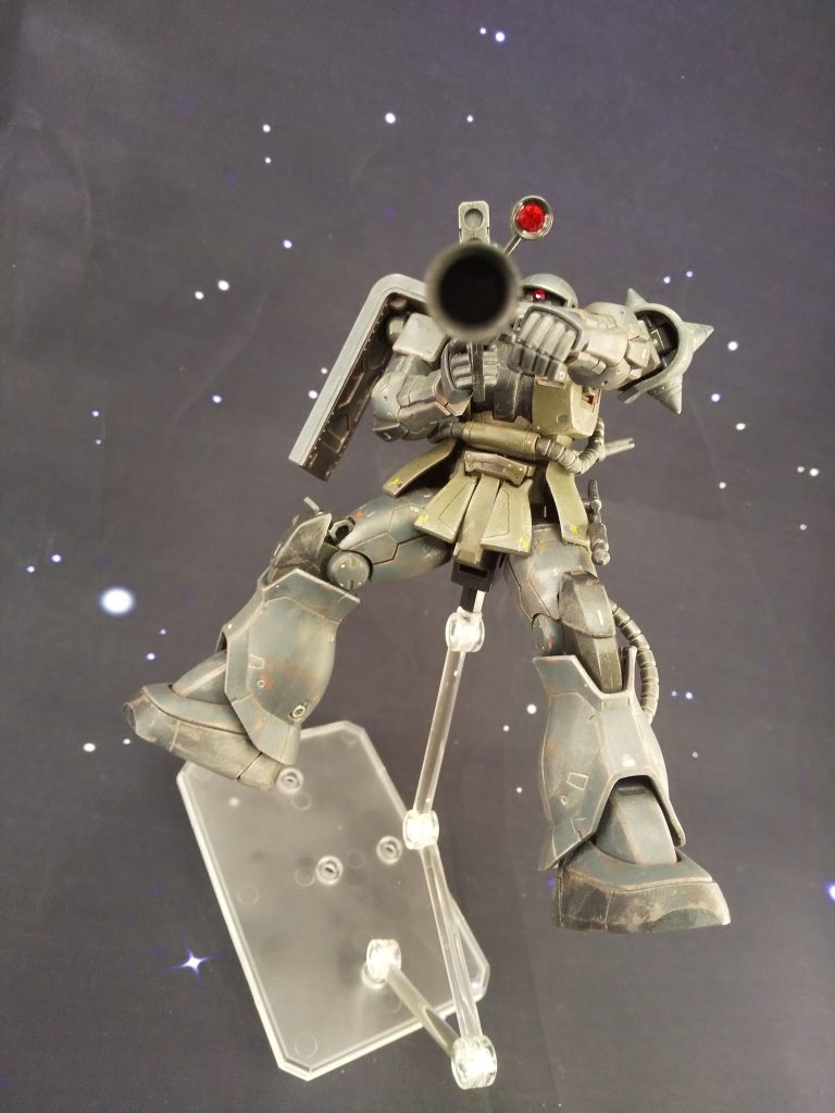 見ての通り、地味ぃ~な一般兵仕様です。頭は角無し、でもボディは機関砲付きのS型、シールドの型式デカールはF型、なのにウェザリングは地上汚れ(J型)…というw アプライド不明のカメレオン←ジオラマで “名無しモブ” として使う用なので、その時々で都合良く使い分けられるように敢えてガバ設定にしています。