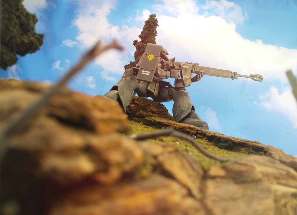 不思議なもので、このザクを作っている間いろんな事を考えていました。pajaさん と うすたまさん にキッカケを貰い、自分の中で巻き起こったモチベーションに私自身が驚き観察していたような感覚。大袈裟かもしれないけど、“想いを込め、誰かの為にガンプラを組む” なんていうマンガみたいな事が起こるなんて。たかがガンプラされどガンプラ人は自分一人の動機だけでは出せるポテンシャルは限られる。外的動機があって初めて “超えて” いけるのでは。pajaさん、うすたまさん、このような貴重な経験の機会を頂き、ありがとう御座いました。┏◯  ※オリコンニュースになりました。