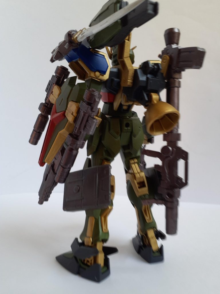 背中、バーニアはモビルハロのを使用し、シールドには、キャノン砲、足にはミサイルを背中にはバズーカを装備させました‼️