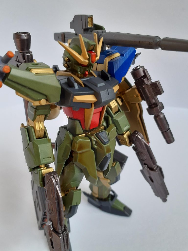 両手には、ビームガン、肩には、大型ビームキャノン、発煙筒を装備させました‼️