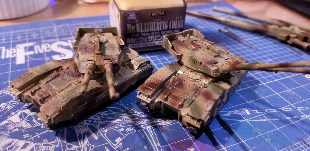 全体に施したウォッシングビフォーアフターです。左がアフターですね、迷彩の輪郭がボケてなじんだように見えます。