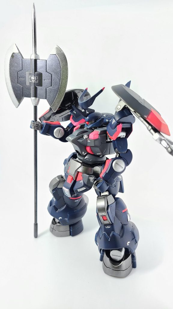 オリジナルカラーリングで塗装してます!武器持ち手の延長、武器先端のニードル追加。バックパックパーツの延長、頭部モノアイ化等を行ってます(*^^*)
