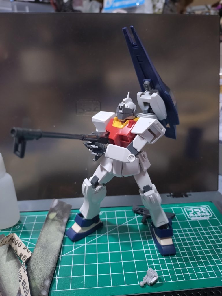 ・塗装前今回使用したキットはHGジムスナイパーカスタム、旧1/144ジムスナイパーカスタム、HGガンダムヘイズル等です頭部はジムⅡの物にHGスナイパーカスタムのバイザーを移植しましたほぼ同じ形状だけあって最低限の改造で取り付けられのがラッキーでした😁