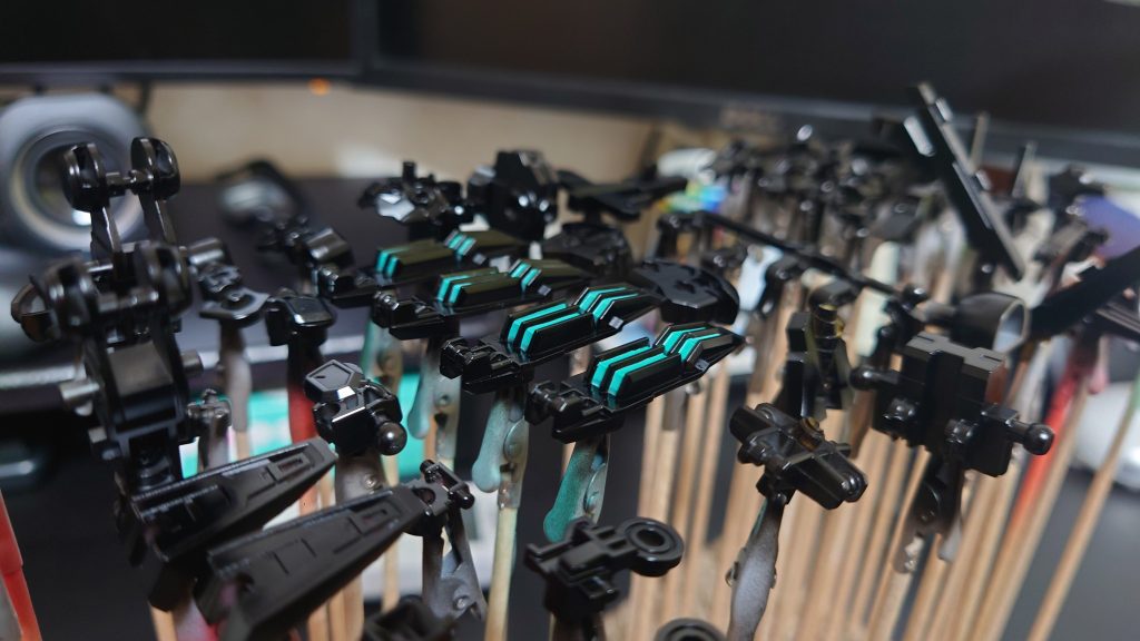 センサー部はメタリックグリーンを使用しました。なかなかうまく吹けずに苦戦しました。