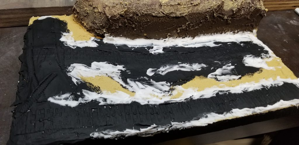 ここで履帯跡が無いのがおかしいことに気づき、100均紙粘土を盛って履帯跡をつけて、ブラックジェッソで下塗りしています。