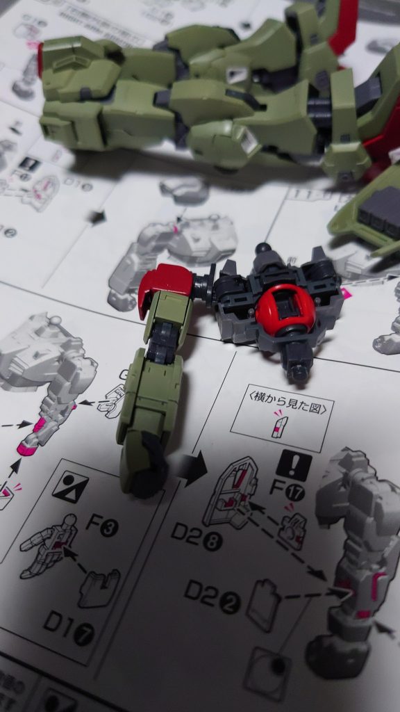 組み上げ中にこれを見てレッドショルダーみたいでつい腕を止め写真をパシャリ。次回は多分プレバンから届いたGディフェンサーかフライングアーマーのどちらかを上げると思います。いつになるかわからないけどw