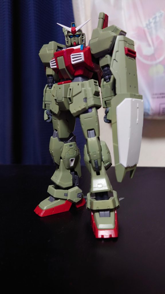 他には赤茶色の部分にはグレーのサフで下地にしてエマさんの髪の毛の色をイメージしてクレオスあずき色、白い部分にはホワイトのサフを下地にしてガイアニュートラルグレーI、センサー部分にはガイアエメラルドグリーンを下地に蛍光グリーンブルーを使いました。