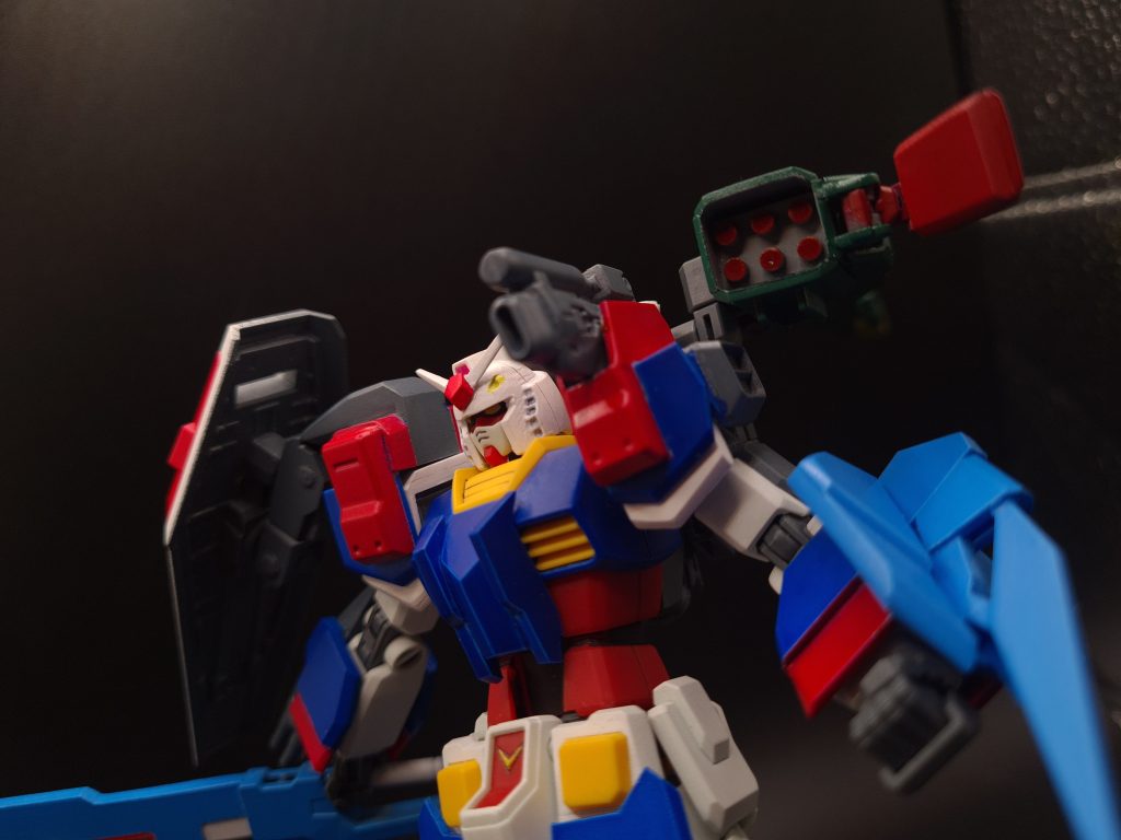 When the top of the cannon opens, a missile appears!