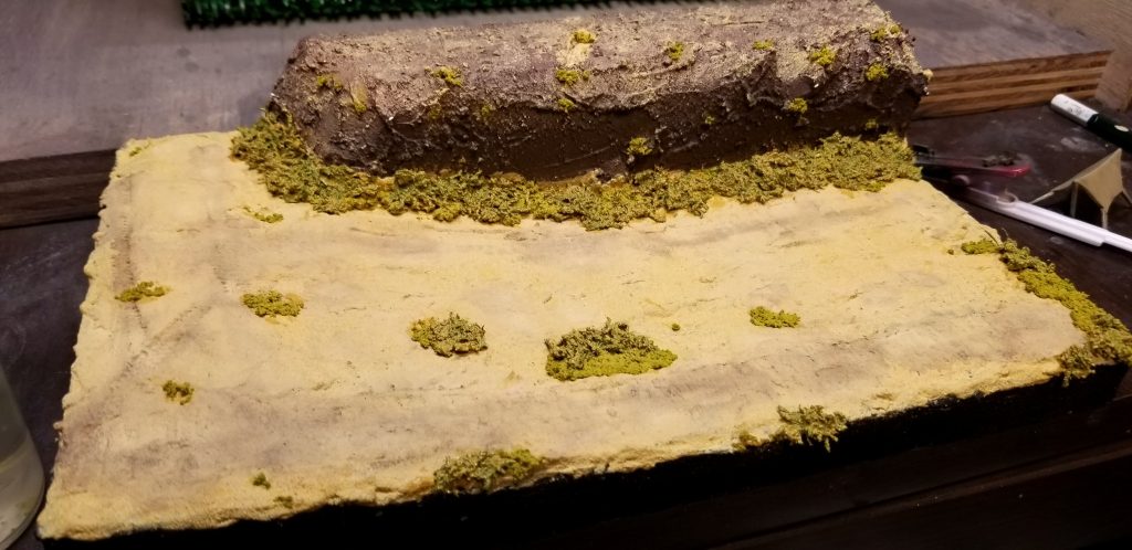 再び情景テクスチャペイントを塗り、ウェザリングカラーとウェザリングマスターを使ってムラを出した後に、100均ジオラマ草を生やしました。