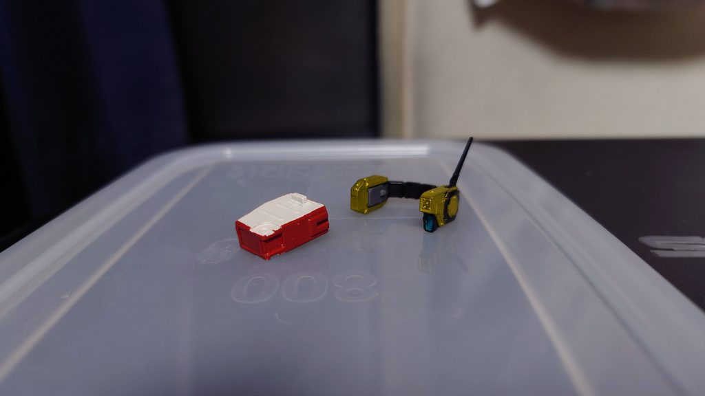 バズーカのマガジンはエマさんのエンブレムで好物の食パンをイメージしたカラーリングに。バルカン・ポッドはアニガサキ一期5話で印象的な帽子をイメージしました。マガジンにはガイアノーツフレッシュホワイトとガイアナチュラルブラウン、バルカンはガイアスターブライトプラスとタミヤエナメルブラック、ライフルやバズーカのセンサーも本体と一緒です。バルカン・ポッドはクソダサヘッドホンみたいで笑えわせてもらいます。(ボーガー並感)