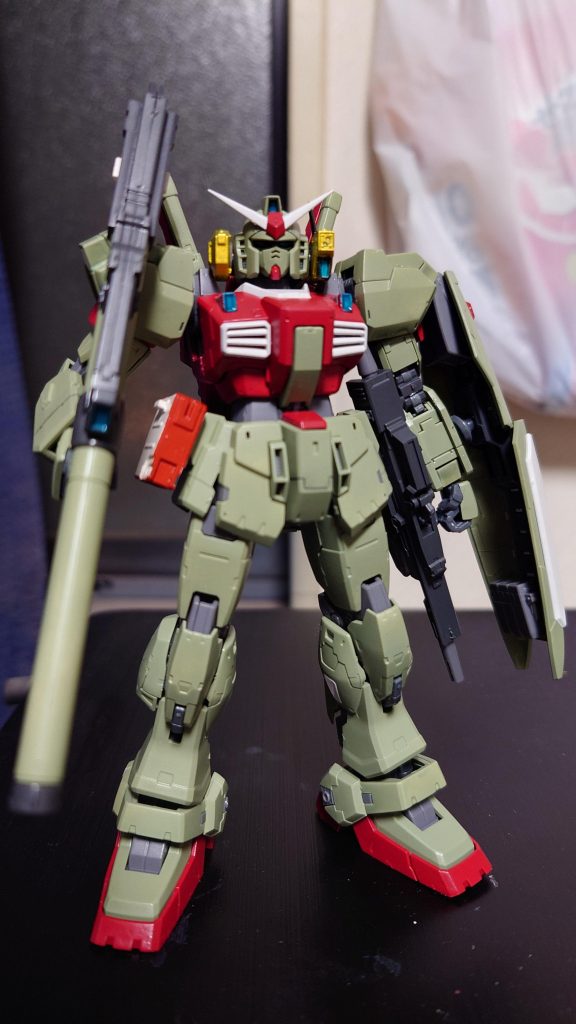 コマンドー的な全部持ち。食パンを腰に下げてるのはシュールで気に入っておりますw今回も自分の無知や無計画さのせいでパーツを一部破損してしまいました。主に左腕のアドヴァンスドMSジョイントの肘関節と同じく上腕三頭筋あたりの外装パーツ。MSジョイントは発売当時のやつと交換すればいいからと油断していたら、三頭筋がなかなか外れなくて思いっきり指でつまみながら引っ張ったら力が入りすぎて2つに割れちゃいましたw三頭筋はまた塗装が面倒くさかったので接着剤で適当にくっつけました。今回はこんなものですかね。前回ほどイメージ通の色ではなかったのですがこれこれで満足です。(髪の色はカットによって色がバラバラでどうするか迷いましたがライトグリーンが暗めなので反対になるべく明るめの色にしてみました。)