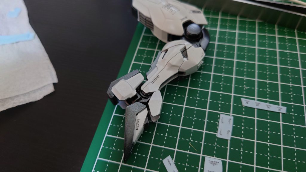 アシタノデカールを貼っています。ニス部分を剥がすのが下手くそすぎて後半は剥がしていません笑