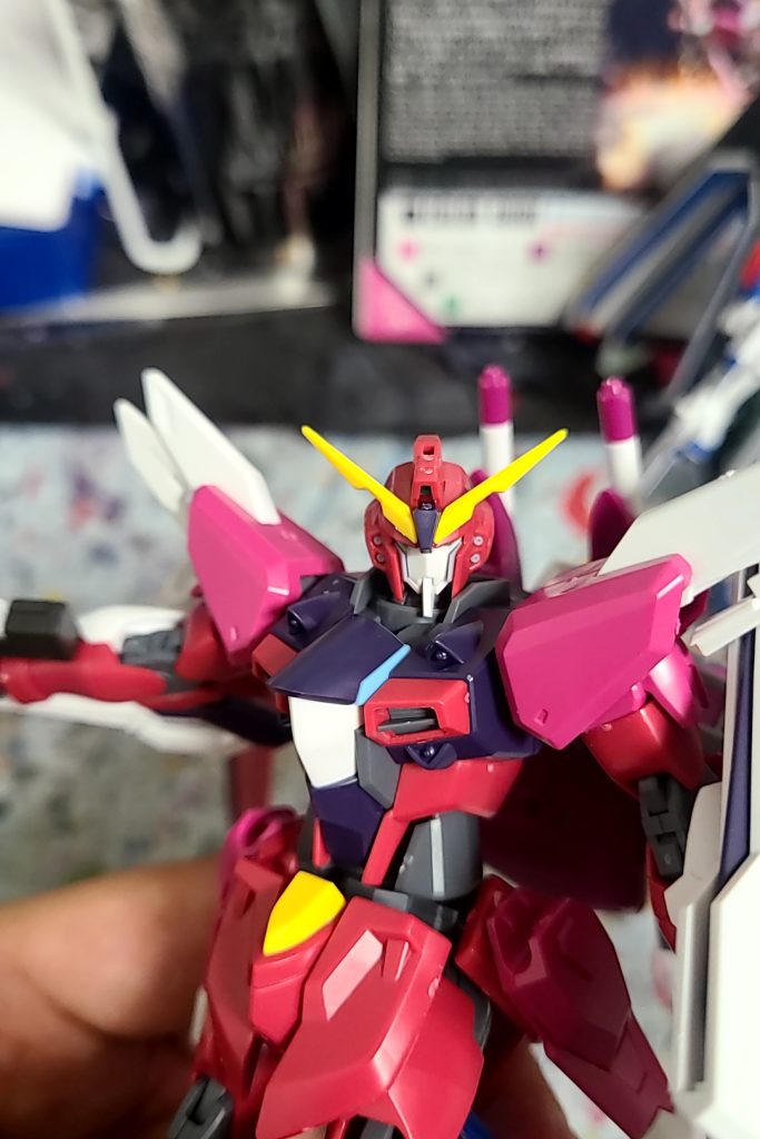 改造してて気づいた(トサカ無くしても結構様になってね？)試しに外したらなかなかかっこよくここらへんで方針が「如何にジャスティスらしくなくできるか」に定まった