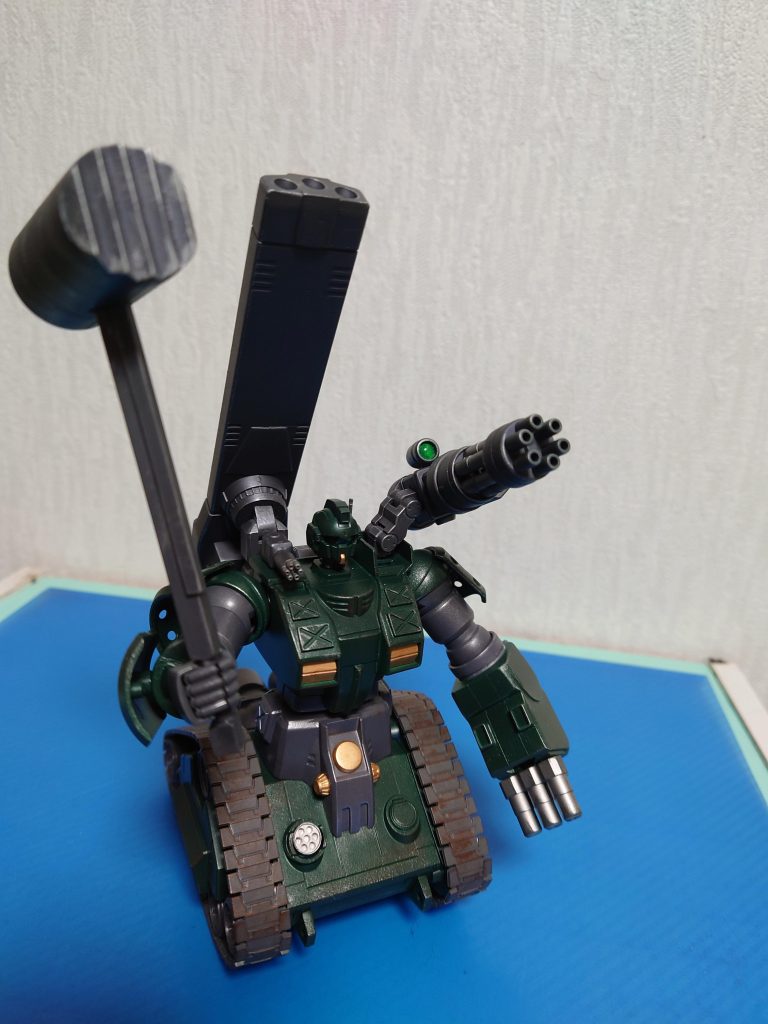 近くの敵はハンマーで殴ります。