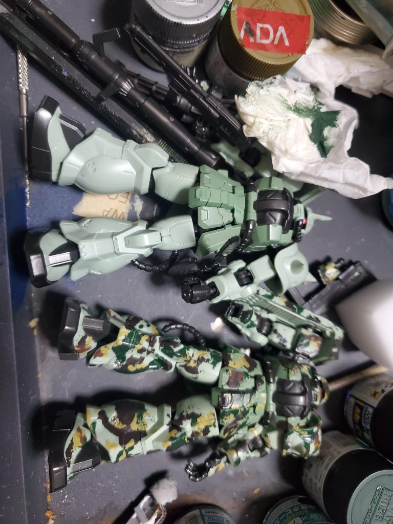 ちぎったスポンジに塗料つけてランダムに『置いて』いく感じ？ここらへんはセンスや慣れですかね…やりながらどんどん『こんなはずでは感』が(T_T)