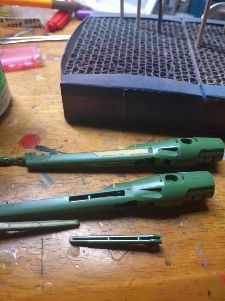 ブラストシルエットの内側が、空白だったので、パテで穴埋め