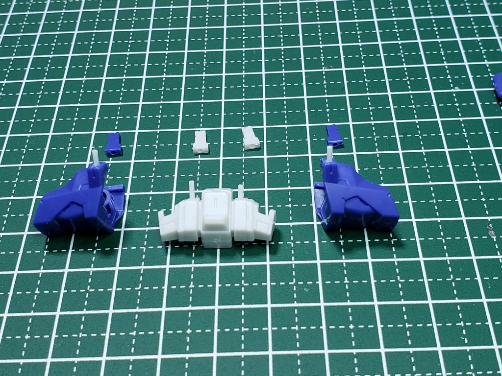 大きな改造は、翼を着けた事くらいですが、地味な事も、していますヨ( *´艸)←この絵文字が欲しい😥肩部と腰部にマウントされているビームサーベルのグリップを着脱式にしてあります❗まぁ、全く意味は無いですけどネ‼️🤣