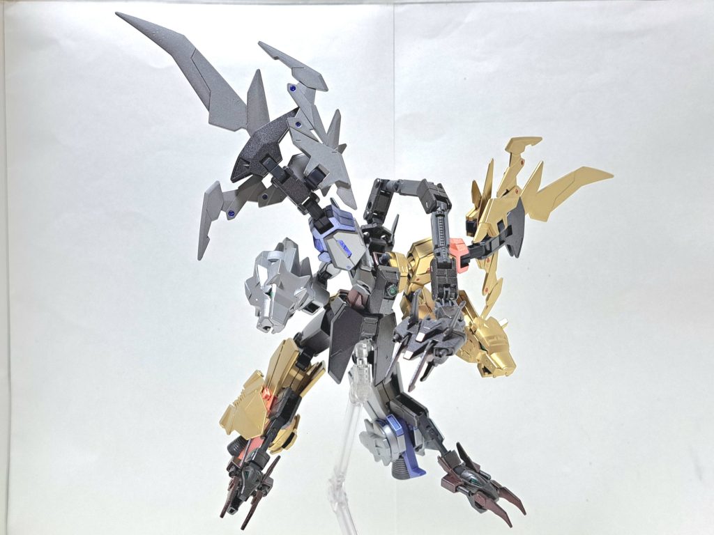 ガンダムトライガー参ドラゴ (別称:轟龍機動トライガー参ドラゴ)トライガー参のMA形態。この形態では名称が変わる。機動力が上がり、各頭部の高エネルギー砲と火炎放射による一斉砲火が可能。