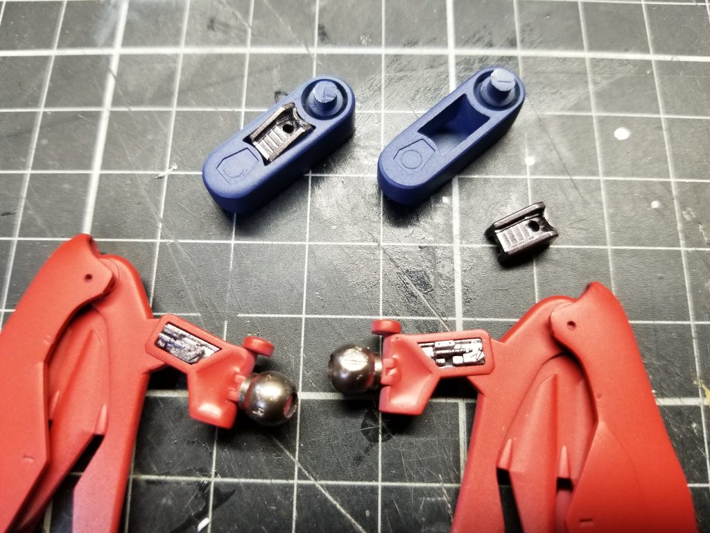 無印キットの肉抜き穴がかなり目立ったので定番のパテ埋めにしようかと思ったのですが、ジャンクから内部メカっぽいパーツを切り出して入れてみました。作業的にはこちらのが手軽で見映えも良くなったと思うんですがどうでしょ?