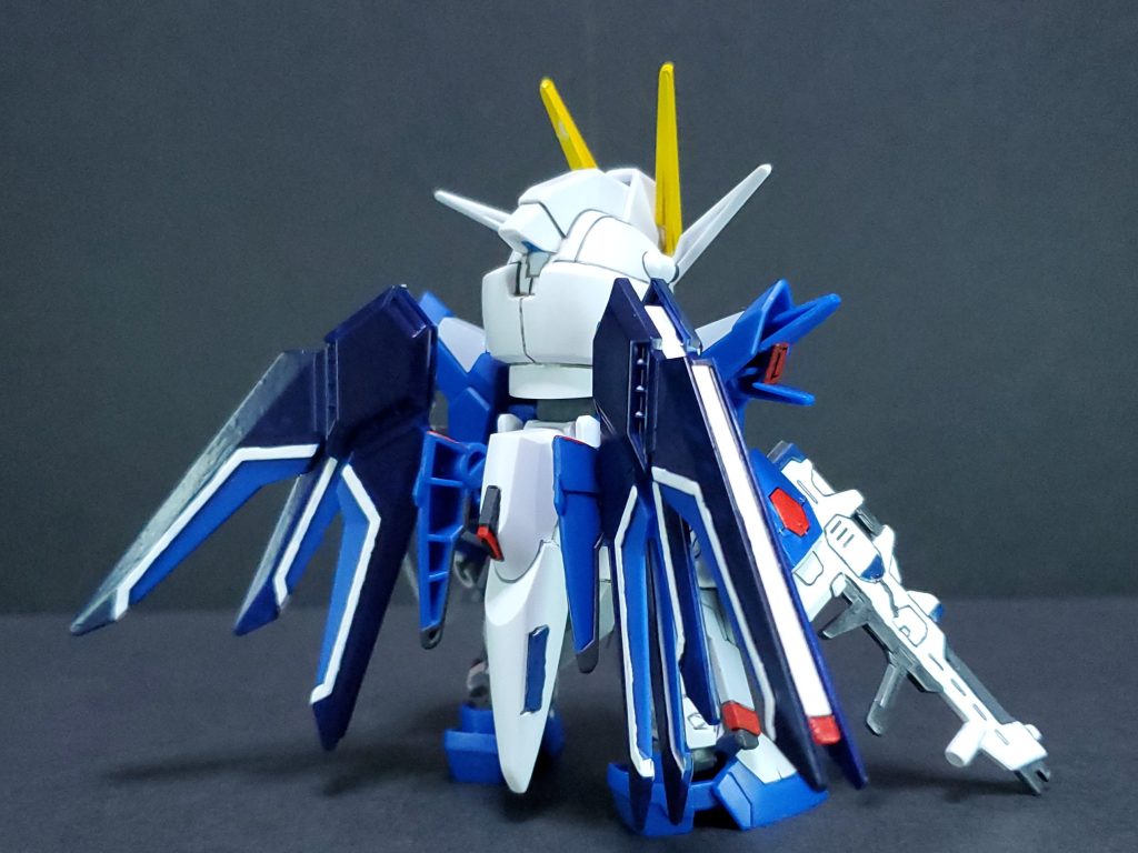 羽根は一色成形かつ裏側はシールなしなので濃い部分と白色部分は塗装しています。