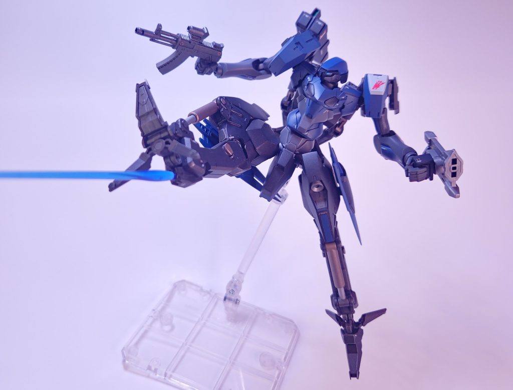 ビークフット改。脚部に使用されているガンダムの腕部パーツの内蔵武器を流用し、ビームガンの発射、サーベルを発振させ格闘や敵機踏みつけの際に使用されます。