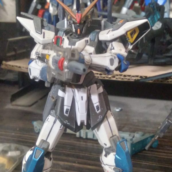Hello fellow gunpla builders. I came up with a cool idea for my Gundam Geminass custom. It has two different forms. The first one, its Alpha mode, is what it looks like when it's first completed. After it gets damaged severely in battle, it is repaired and overhauled. The Beta mode is what it looks like after it gets upgraded. The Beta mode features energy shield generators in the forearms as well as thrusters installed in the knee armor. The accelerate beam rifle is carried over. The Beta mode also has the V2 booster units.（1枚目）