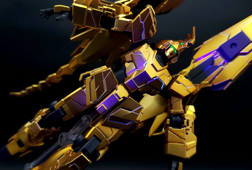 ｢フェネクス…ユニコーンガンダム3人目の兄妹…どこから来た、どこへ行く、その腹の中には誰が…｣