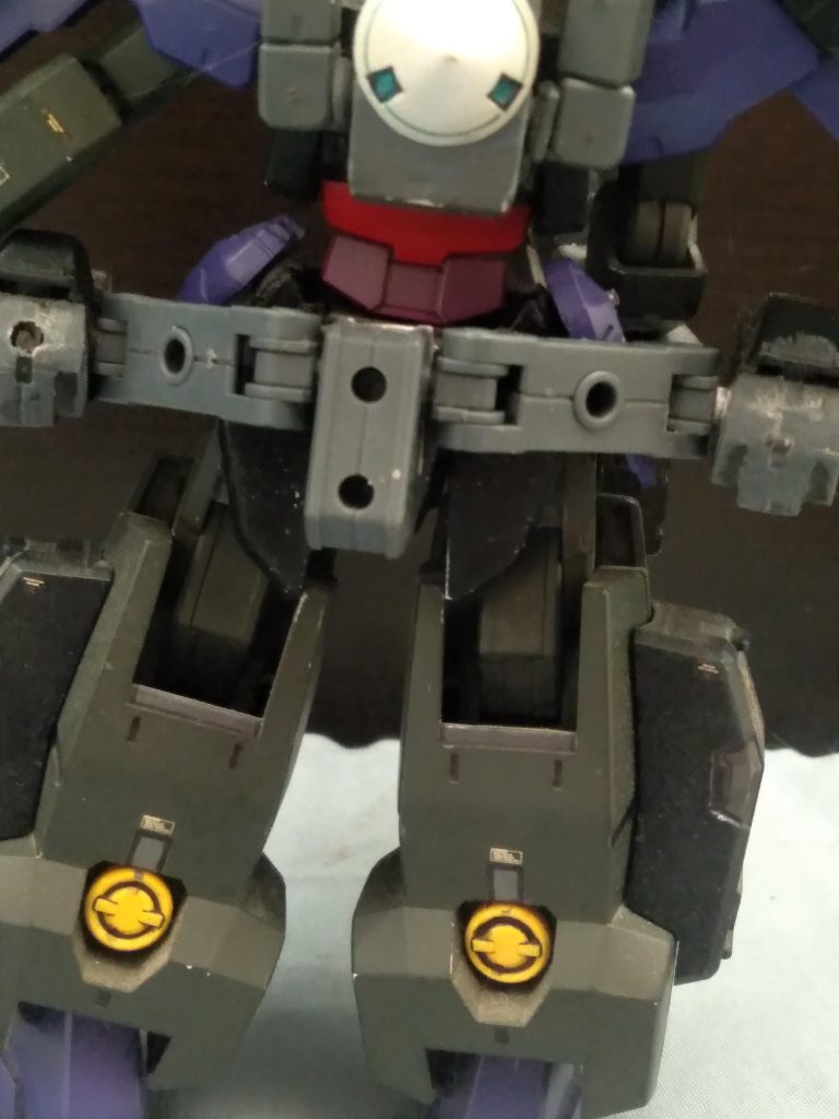 This is how I mounted them. I drilled a hole into the back skirt. The central part is from kotobukiya. I added a peg to it so it can plug into the hole. I used gunpla battle arms parts for the connecting arms.