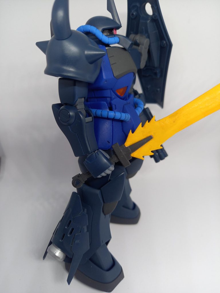 ヒートサーベルはビームサーベルに変更。根本にギザギザを作ってみました。