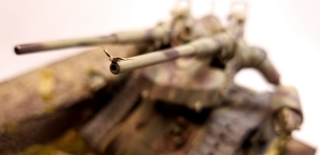 主砲先端に留まる鳥です。動物が居ると日常感が増しますね。