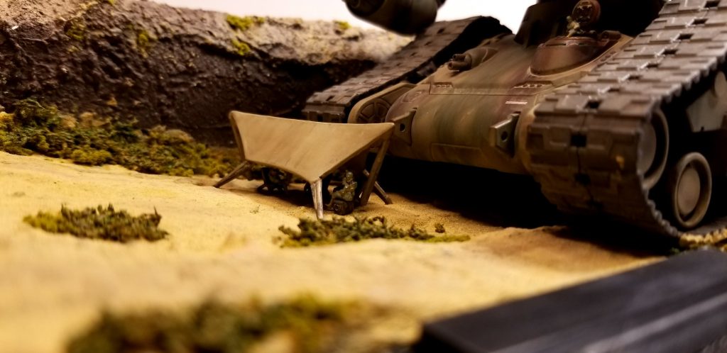 小道具その1軍用タープと部隊員たちです。見えないですが、4人いてポーズがそれぞれ違います。一番手前の隊員だけ椅子がないのでクーラーボックスに腰かけているのがポイントですｗタープは鉄道模型Nゲージの小物をリペイントしました。