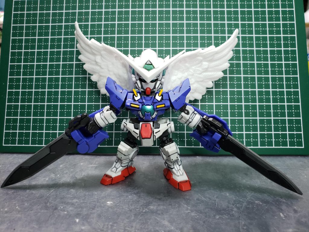 最初こそ、「片腕の天使」に満足していたのですが、ある時スーパーのお菓子売り場でエクシアとアヴァランチ装備セットが売られているのを見付けてしまい、つい飛び付いてしまいました😅💦アヴァランチの余剰パーツと成ったエクシア純正の右腕を移植❗間全体(セルみたい笑)の天使が降臨しました‼️前作で投稿したアヴァランチが、この時買った物です😊