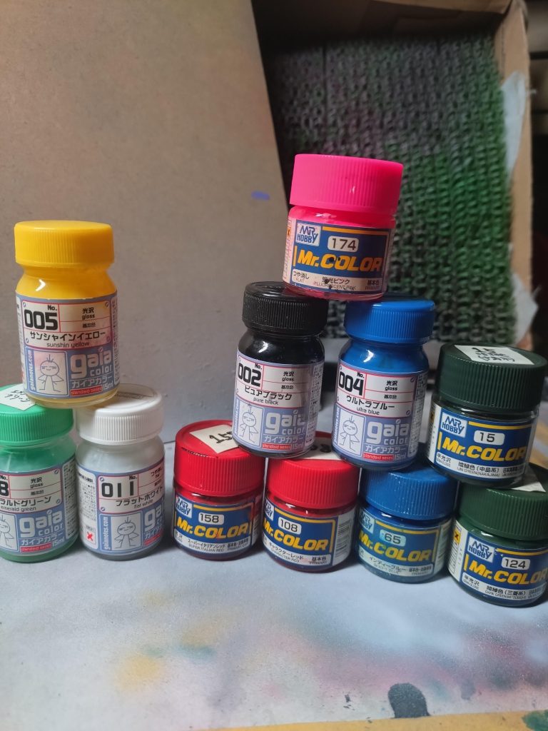 今回使った塗料。サフはメカサフをつかいました。