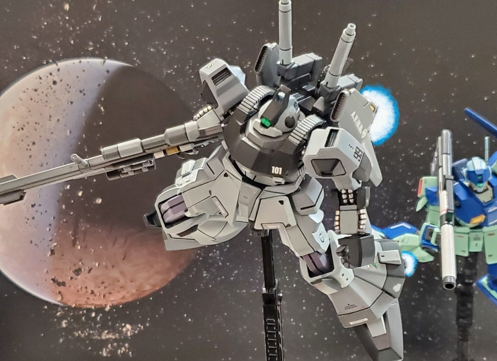 宇宙世紀0086年11月、エゥーゴはティターンズとの武力抗争に備えアナハイム社の協力を得て独自のMS開発に成功👍✨実戦投入に向けて、試作型のリック・ディアス、プロトタイプネモ数機による演習を月周回軌道上で行っていた😊🎶リック・ディアスのホワイト・ウルフ大尉は強者の風格が漂うまさに歴戦のパイロット😎✨エゥーゴパイロットの間では、一年戦争をくぐり抜けたエースでは?🤔…との噂だが、本人が語らないため謎に包まれたままである😔💦演習はリック・ディアス1機VSネモ部隊であったが勝負はウルフ大尉の圧勝~🎶ネモ部隊のベテランパイロットを相手に噂以上の実力を見せ、エゥーゴ首脳陣を満足させる👍✨そんな演習終了間際に緊急事態発生❗エゥーゴに賛同し参加するため月に向け航行中の元ジオン軍所属の艦艇からSOSが入電⚡ティターンズに捕捉され攻撃を受けているようだ😱💦ブレックス准将は、ウルフ大尉に至急ネモ部隊と共に救援に向かうよう指示👉️✨ウルフ大尉はネモ部隊を率いて全速力で急行する🏃💨